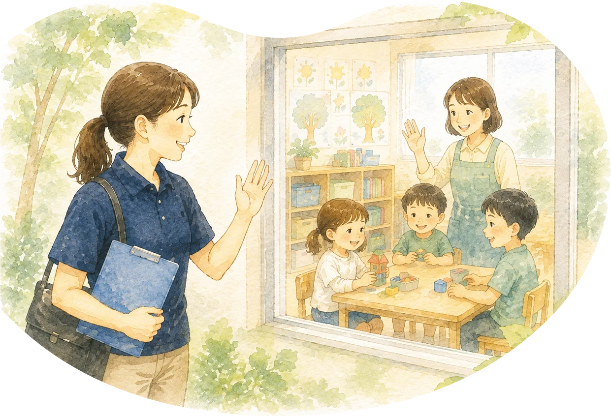保育者が訪問先の園で子どもたちの様子を見守る場面